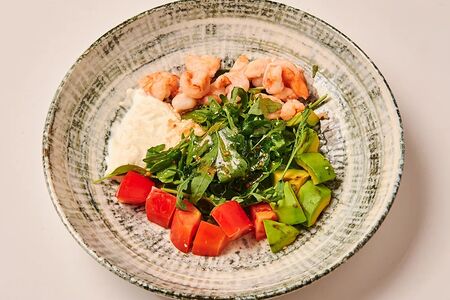 Салат с креветки и страчателлой