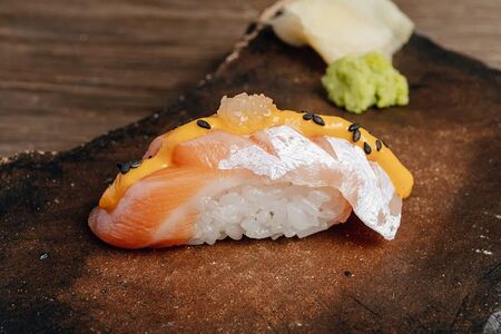 Суши Брюшко лосося с соусом ахи амарилло