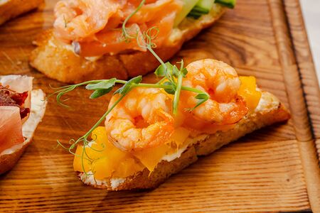 Брускетта с креветками и манго