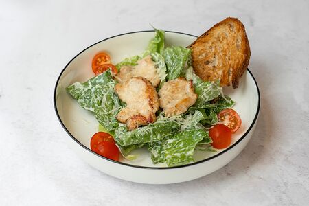 Цезарь с курицей и пармезаном