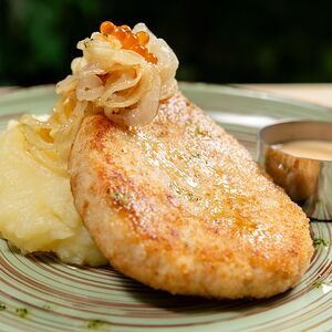 Котлета из филе щуки с картофельным пюре и сливочно-устричным соусом 