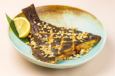 Камбала, запеченная в устричном соусе с попкорном из риса