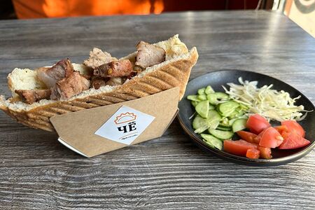 Плов со свининой в горячей булке