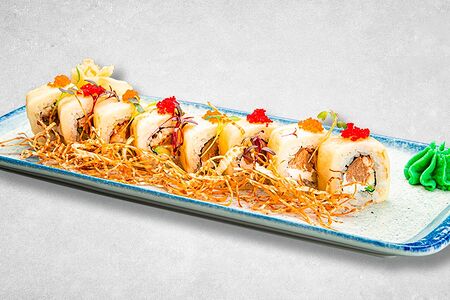 Теплый ролл в моцарелле с угрем и омлетом тамаго