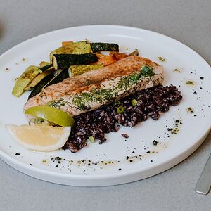Филе лосося с чёрным рисом и соте из овощей
