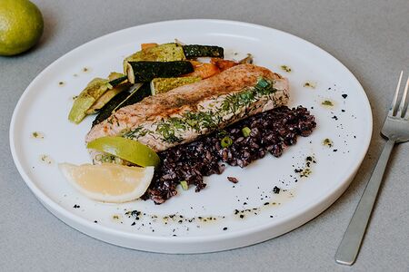 Филе лосося с чёрным рисом и соте из овощей