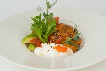 Поке с яйцом пашот