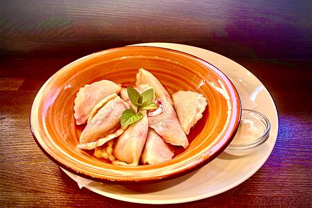 Вареники с вишней и сметаной