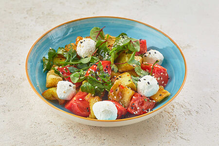 Салат с хрустящим баклажаном и творожным сыром