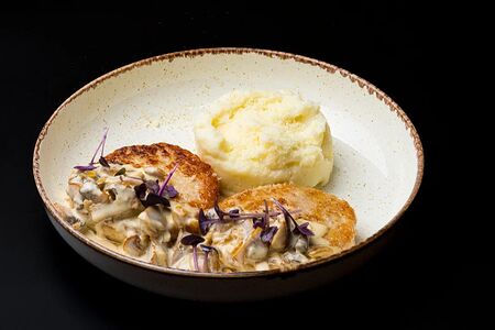 Котлета из индейки и пюре с пармезаном под грибным соусом