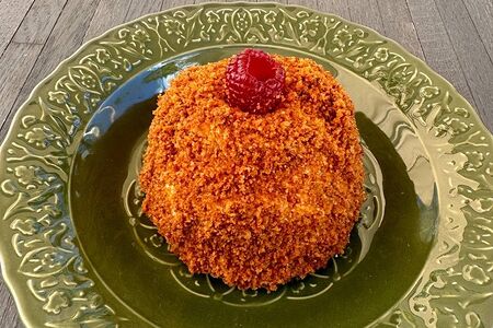 Медовик с брусникой