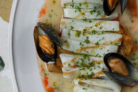 Кальмар на гриле, мидии, печеные томаты