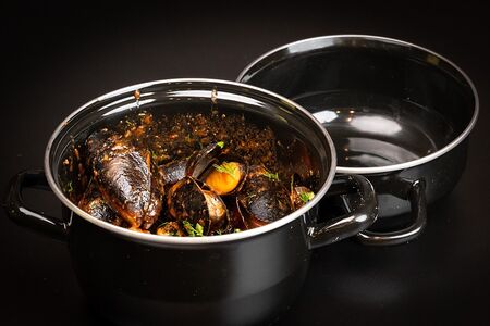 Мидии в томатном соусе