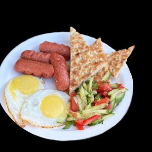 Яичница с колбасой