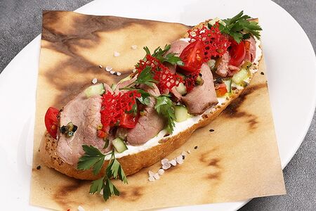 Брускетта с домашним ростбифом