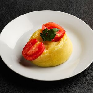 Картофельное пюре с маринованным помидором