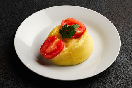 Картофельное пюре с маринованным помидором