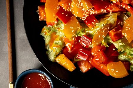 Легкий салат с лососем и персиком 