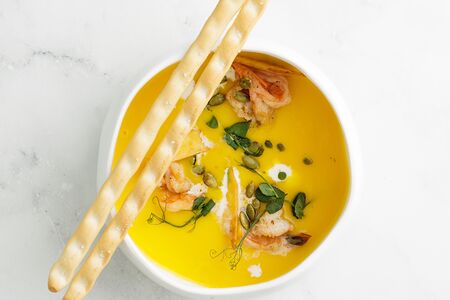 Тыквенный крем-суп с креветками