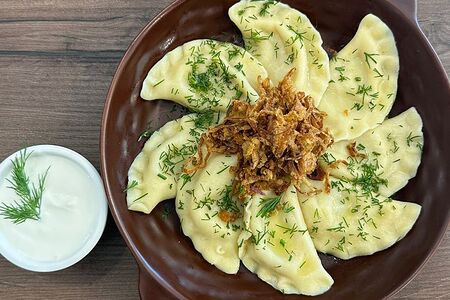 Вареники с картофелем и луком со сметаной