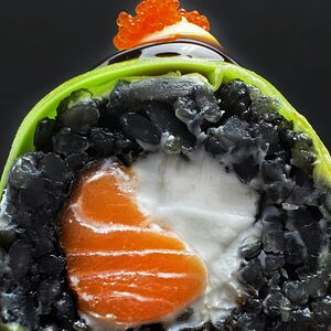 Black Лосось в авокадо