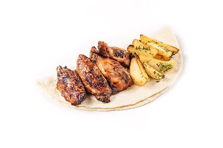 Крылышки с картофельными дольками