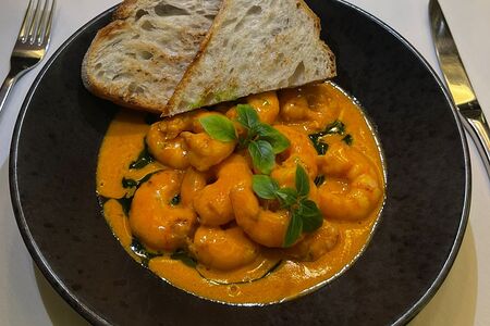 Жареные креветки со сливочным биском