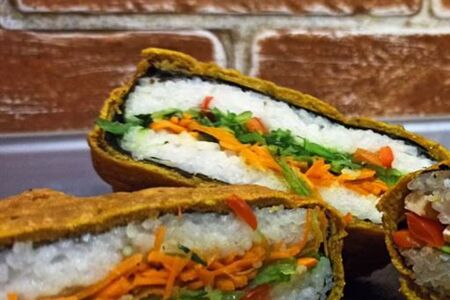 Онигиразу с авокадо