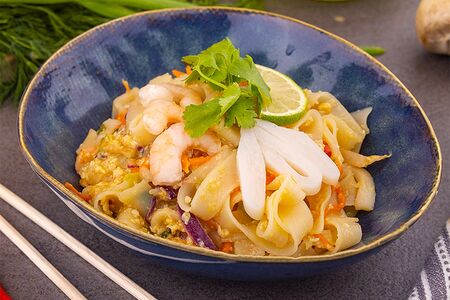 Рисовая лапша с морепродуктами пад тай