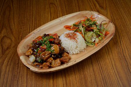 Курица с рисом и овощами вок