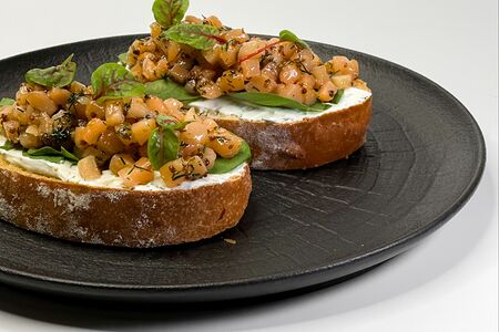 Брускетта с лососем