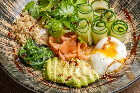 Зеленый боул с лососем 