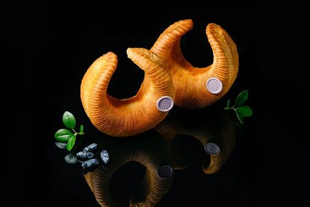 Слоёный рогалик Брусника-ваниль