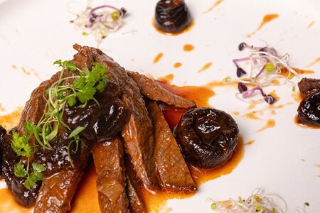 Говядина с черносливом 