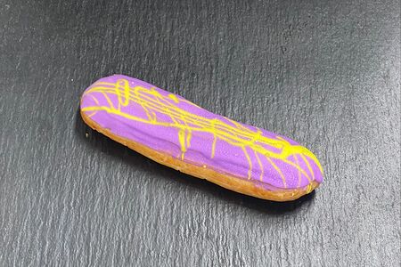 Эклер черничный с лимоном