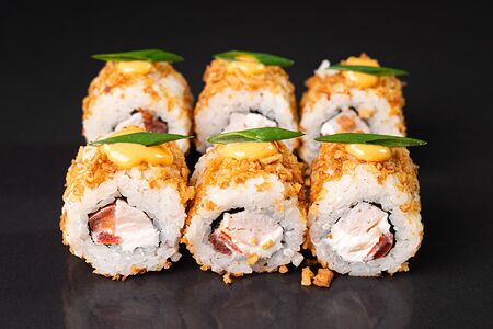 Малый ролл Криспи» с курицей, помидоркой, сыром, спайси и кунжутом