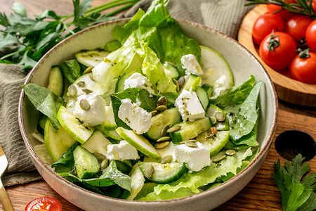 Зеленый салат с кабачками