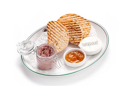 Домашний паштет из кроличьей печени с поджаренным бородинским хлебом