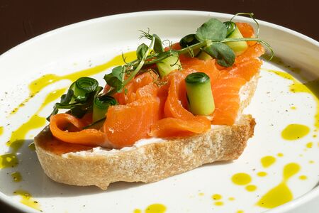 Брускетта с форелью и сливочным сыром