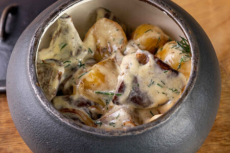 Картошка, жаренная с лесными грибами и зеленым луком