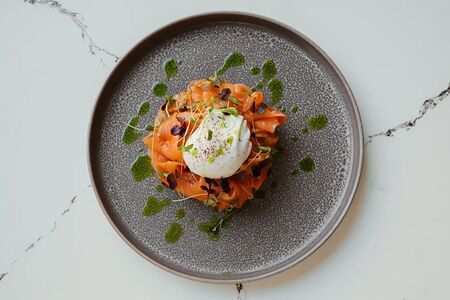 Драник с лососем и яйцом пашот