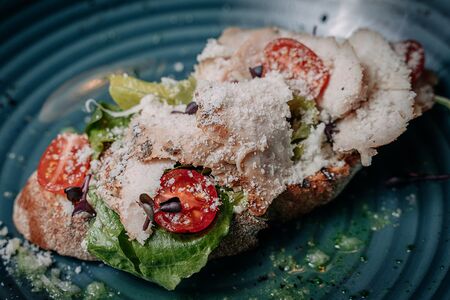 Брускетта с курицей и соусом песто