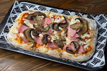 Пицца с ветчиной и грибами 