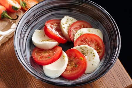 Томаты с моцареллой