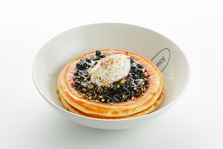 Хоткейки из рикотты с черничным конфитюром