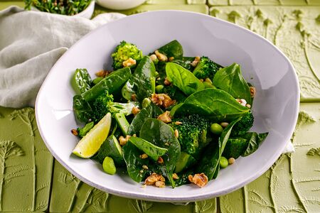 Зеленый салат с авокадо и брокколи