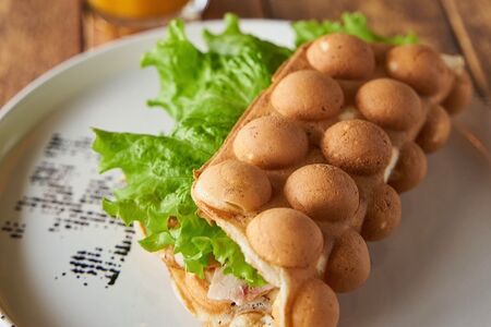 Гонконгский сэндвич с курочкой и томатами и смузи манго-ананас