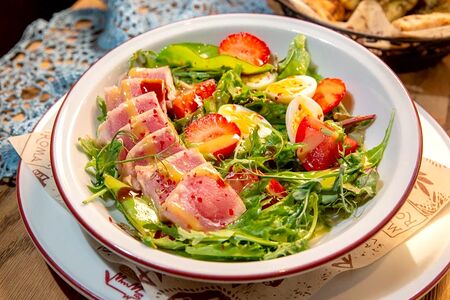 Салат с тунцом, клубникой и рукколой