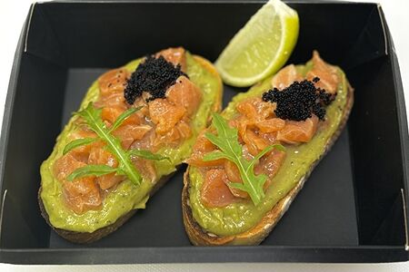 Брускетта с лососем лайм