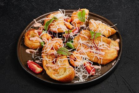 Френч-тост из круассана с креветкой